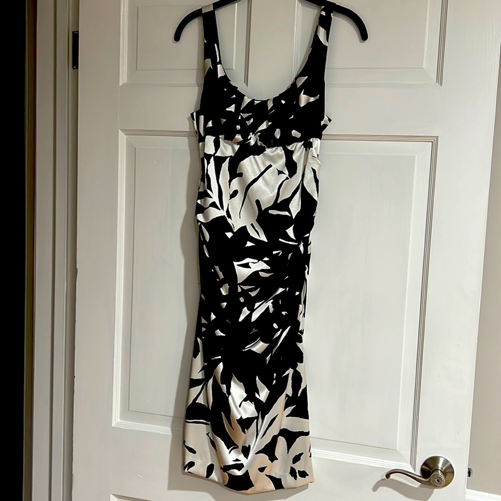 London Times Cocktail dress. Sz 8. Knee to below knee length. Lined.
